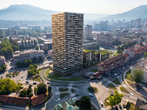 Galeria Zenica iz zraka po danu, sa zelenim krovovima lamela