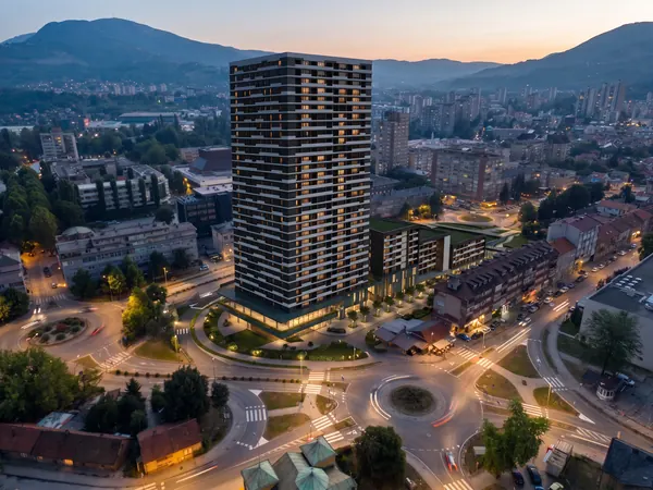 Galeria Zenica iz zraka uvečer, s osvijetljenim stanovima